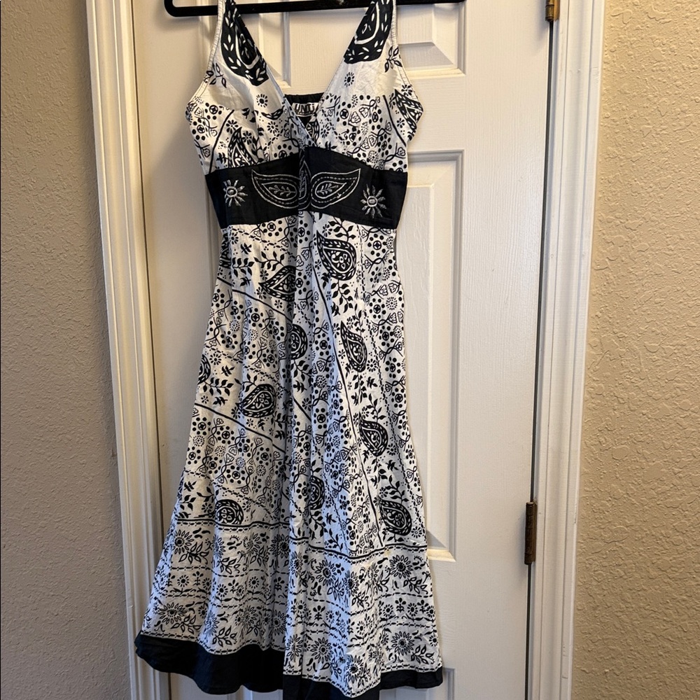 Uniti Casual Black and White Floral Midi Dress